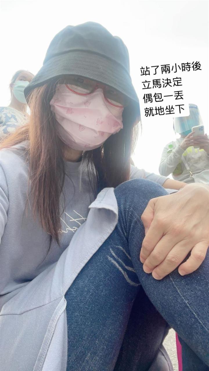 女星高烧骨头痛！排4小时PCR　见医生这幕心碎：好伟大