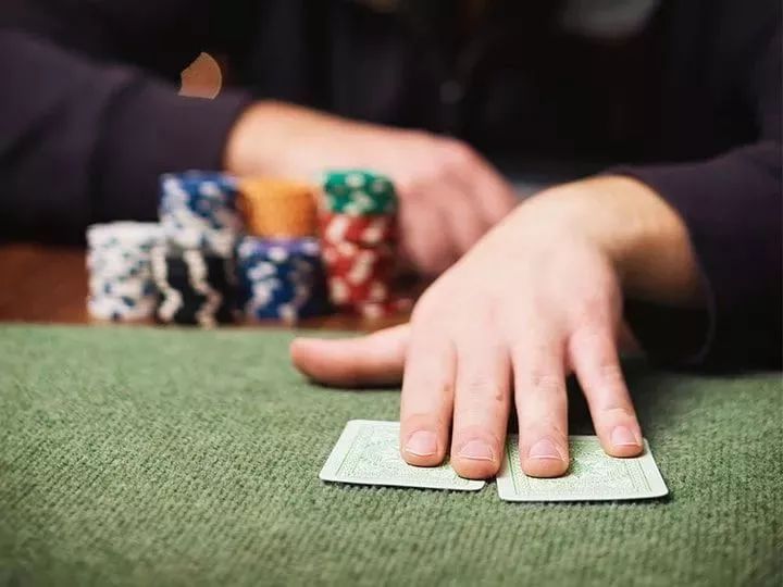 【EV撲克】牌局分析：当你剩余筹码不多时，这手牌还能玩吗？