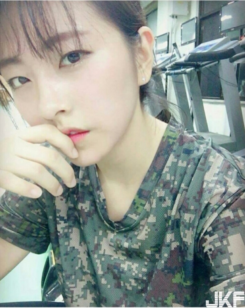 「雪白嫩乳」陸軍女官報到！拿刀架式十足，讓網友想再次入伍任她宰割！