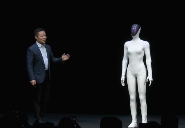 何小鹏和IRON 获得对手认可!马斯克点赞何小鹏“自证”IRON身份视频