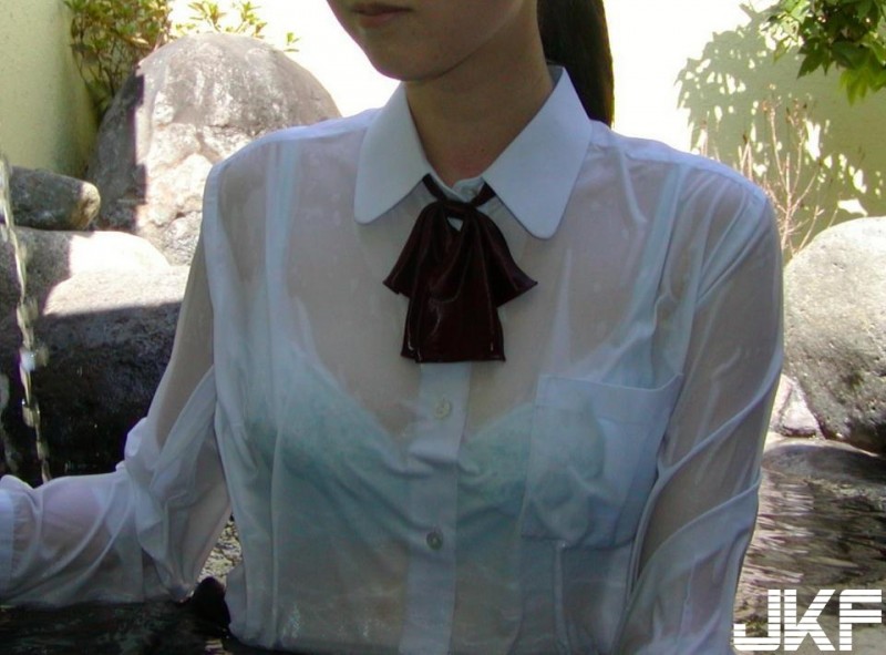 防偷窺！？日女高中生「限穿白色內衣」校規惹眾怒　實測發現&#8230;反而更易走光