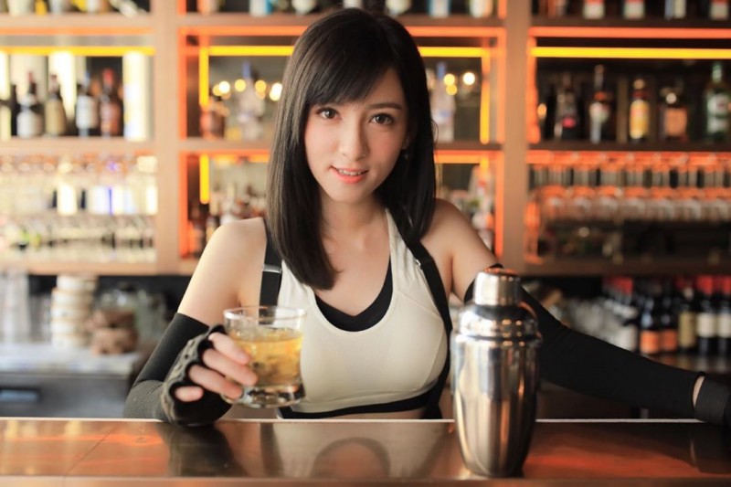 最胸主播「陳嘉倩」神還原《FF VII》蒂法　超緊身「白T熱褲」托腮微笑讓人秒醉
