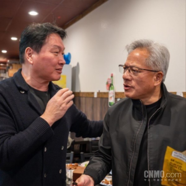 崔泰源(左)和黄仁勋(右) SK崔泰源与英伟达、Meta等高层会谈 布局AI内存供应链