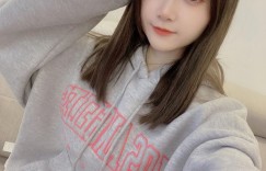 【EV女孩】童顏正妹「甜天」纖腰曲線好性感，穿背心時還有「誘人胸型」！